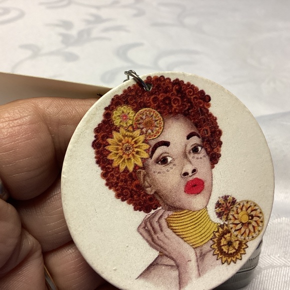 AFRO AMERICAN BEAUTIFUL LADIES WOODEN EARRINGS - Picture 9 of 10